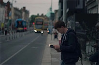 火爆小紅書和TikTok 書成了一種流行時尚掛件